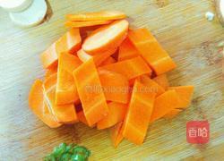 香菇炒胡萝卜尖椒丝的做法图解3