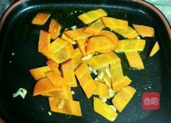 香菇炒胡萝卜尖椒丝的做法图解7