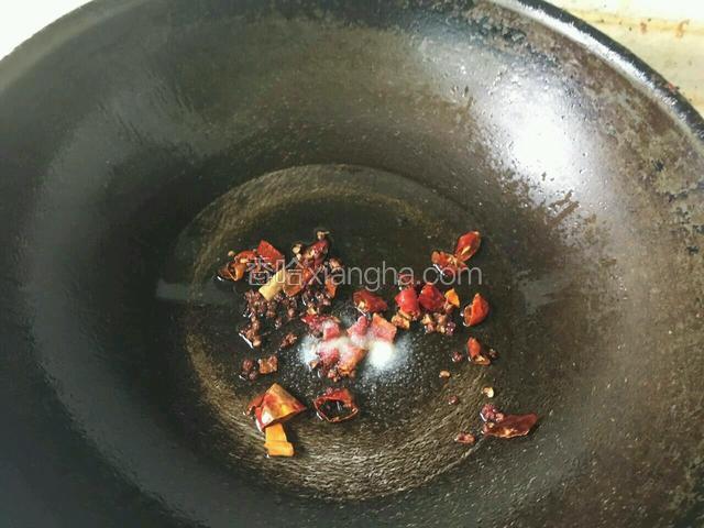 油开下入花椒，小尖椒爆香。