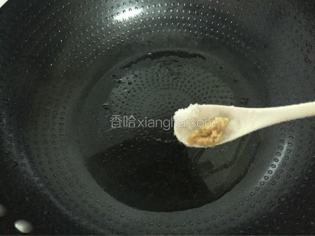加入适量的鸡精和盐拌匀