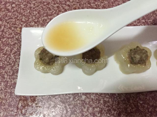 用汤匙浇淋上白萝卜盅上