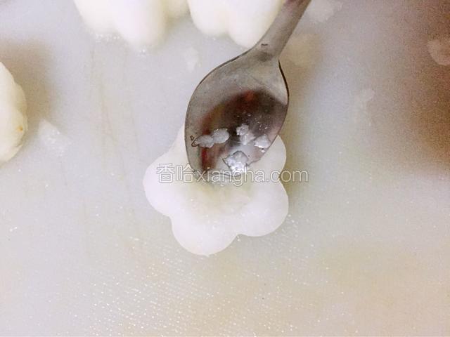 然后用小勺子在白萝卜挖个洞，不要挖空喔。
