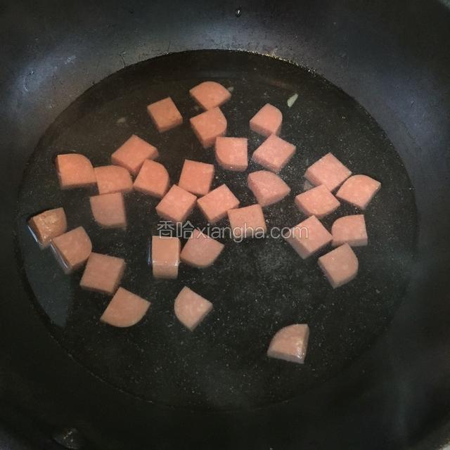 火腿肠切小块绰水备用
