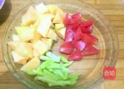 缤纷果蔬沙拉的做法图解2