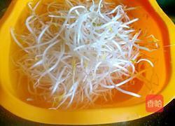 双椒炒绿豆芽的做法图解1