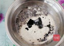 鸡蛋饼卷火腿肠的做法图解2