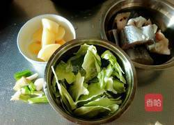 明太鱼炖土豆卷心菜的做法图解1
