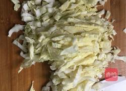 卷心菜炒粉丝的做法图解2