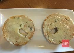 烟熏鲑鱼贝果三明治的做法图解3