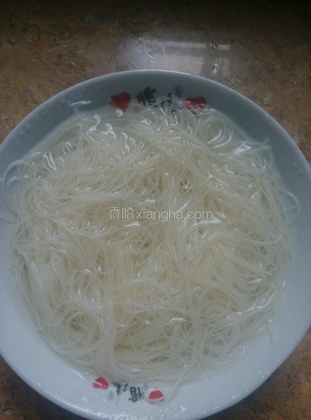 米粉用凉水泡好