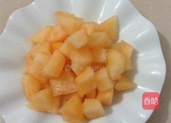 哈密瓜苹果沙拉的做法图解1