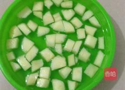 哈密瓜苹果沙拉的做法图解3