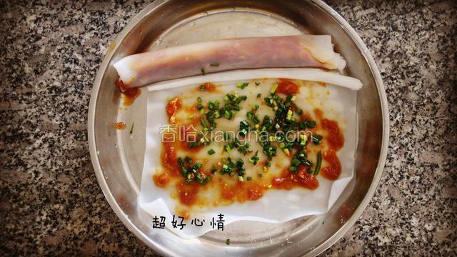 把肠粉皮摊开 放入适量的图3拌好的猪肉 再放入韭菜末 卷回去