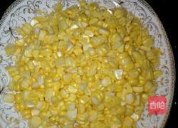 甜玉米炒肉粒的做法图解1