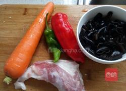 彩椒木耳炒肉片的做法图解1