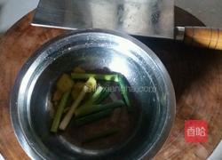 丝瓜肉片汤和酱油辣蒜碟的做法图解2