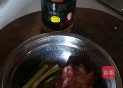 丝瓜肉片汤和酱油辣蒜碟的做法图解4