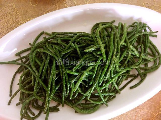 炸熟的豇豆捞入盘中