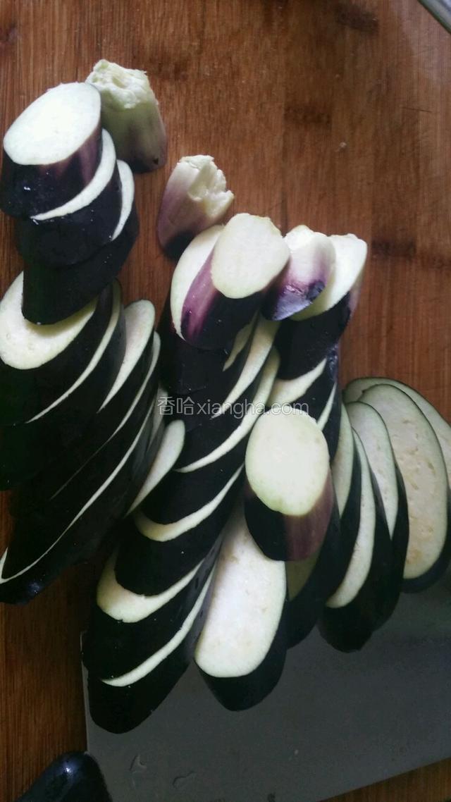茄子洗净后切成稍微厚一点的片