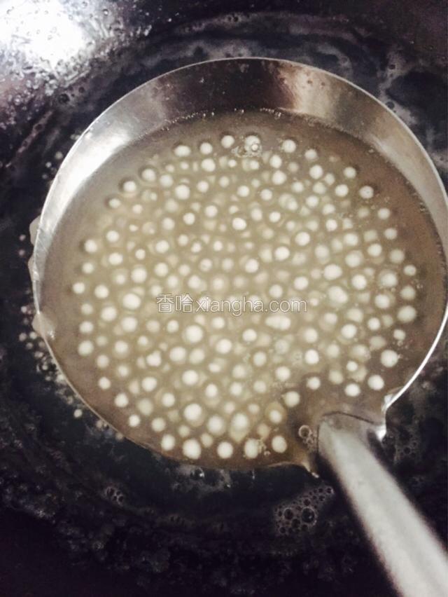 中间像煮水饺一样，打入几次冷水，具体打入多少冷水，根据情况而定，让西米更快的煮透，不用一直翻搅，适当的翻搅一下就好，不然会越来越沾稠