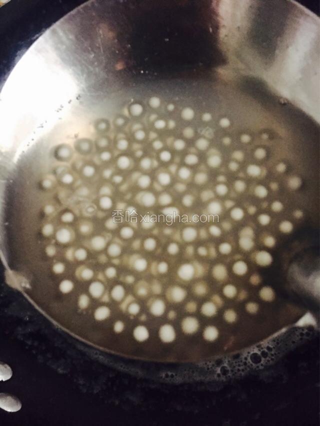 过程要在锅跟前仔细看着，避免火大沾锅！