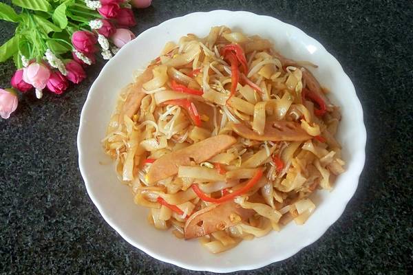绿豆芽炒河粉