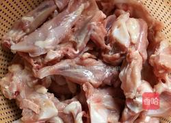 鸭锁骨烧洋葱的做法图解1