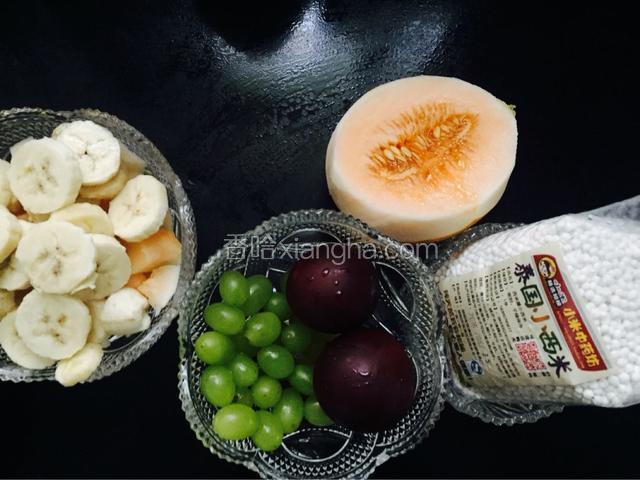 绿提无籽葡萄和李子都清洗干净，哈密瓜去皮，切块待用