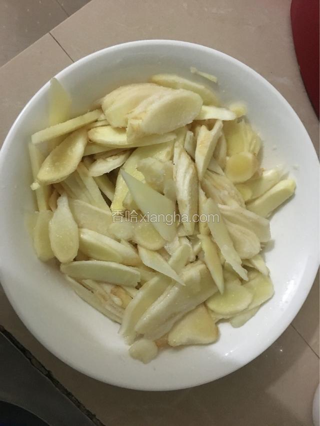 切好的子姜放在干净了大碗里面，放入适量的盐腌两个小时
