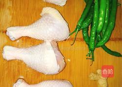 尖椒鸡腿肉的做法图解1