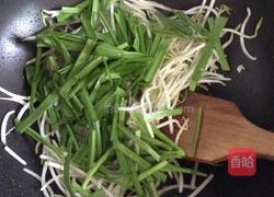 绿豆芽炒韭菜的做法图解4