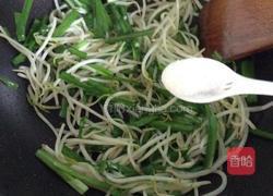 绿豆芽炒韭菜的做法图解5