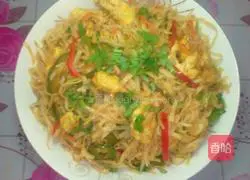 Illustration of Stir-fried Noodles with Mung Bean Sprouts and Eggs 11