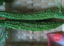 虾皮拌苦瓜的做法图解1