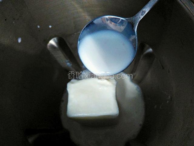 将牛奶块放入料理机中。加入适量的炼乳。将其打成牛奶冰。