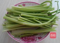 松软龙利鱼芹菜包子的做法图解2