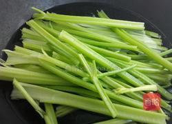 松软龙利鱼芹菜包子的做法图解3