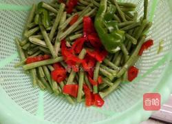 彩椒炒豇豆的做法图解1