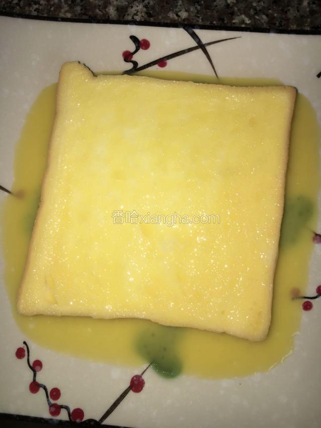 土司片两面均匀沾上鸡蛋液