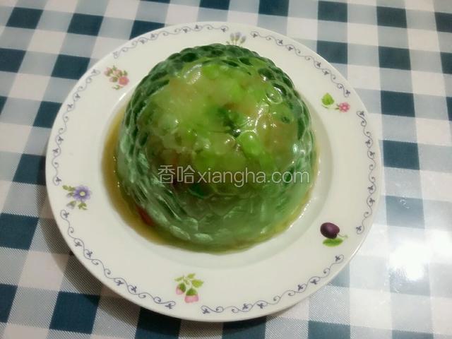 先拿盘子放在碗上，然后再倒扣；