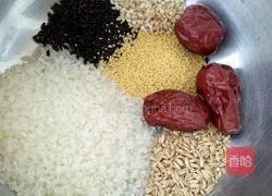 黑米大米小米燕麦大枣粥的做法图解1