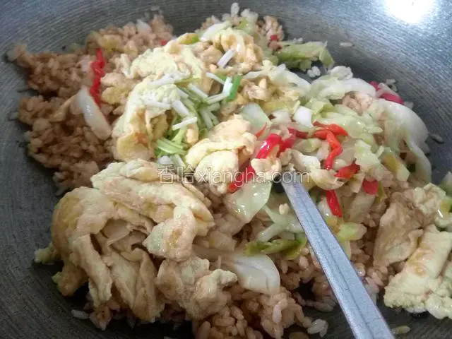 倒入卷心菜，鸡蛋，葱翻炒