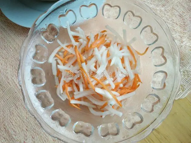 腌好的白萝卜和胡萝卜把水分攥出控干