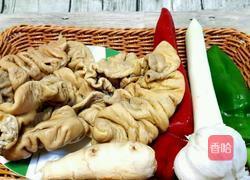 圣女果搭炒肥肠的做法图解1