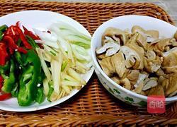 圣女果搭炒肥肠的做法图解2