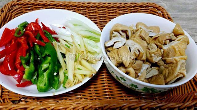 肥肠切小段，青红椒，大葱，鲜姜切丝备用
