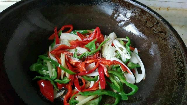 下入青红椒，大葱炒出香味来。
