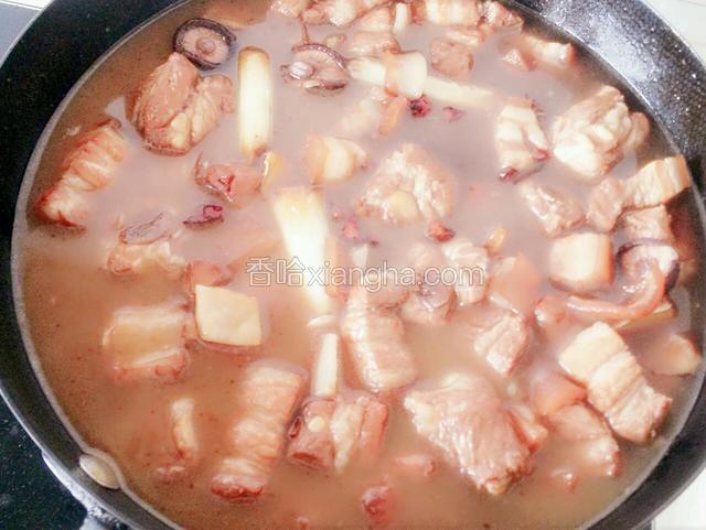 倒适量水，刚没过肉即可。
