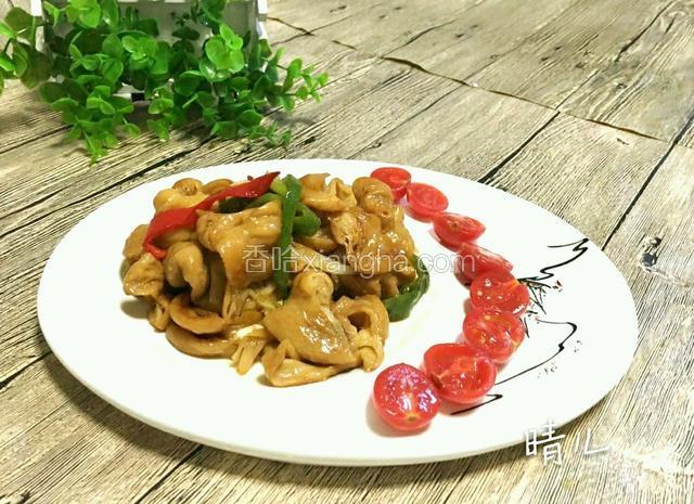 将圣女果摆在盘子的右面，肥肠盛盘子里开吃。