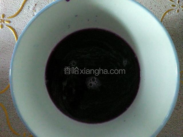 榨好的紫甘蓝汁加几滴白醋搅拌